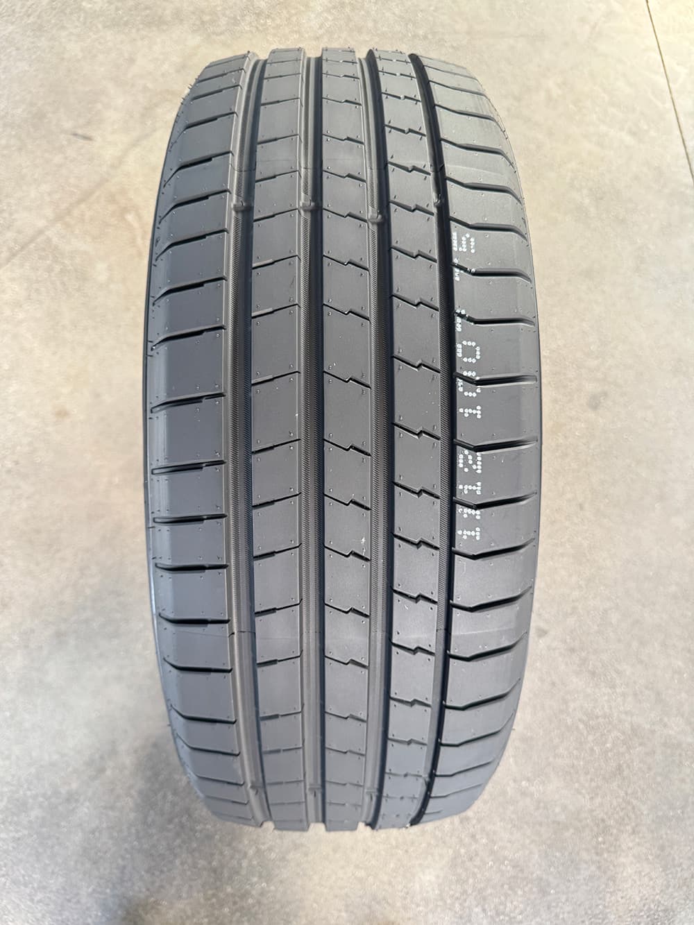 High-Performance Highway Tire Supplied for Overseas Distributor